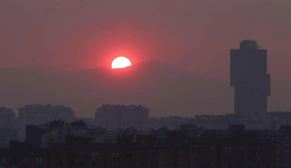 El sol enrojecido por el humo de los incendios se oculta en el atardecer del Bierzo. Foto: César Hornija