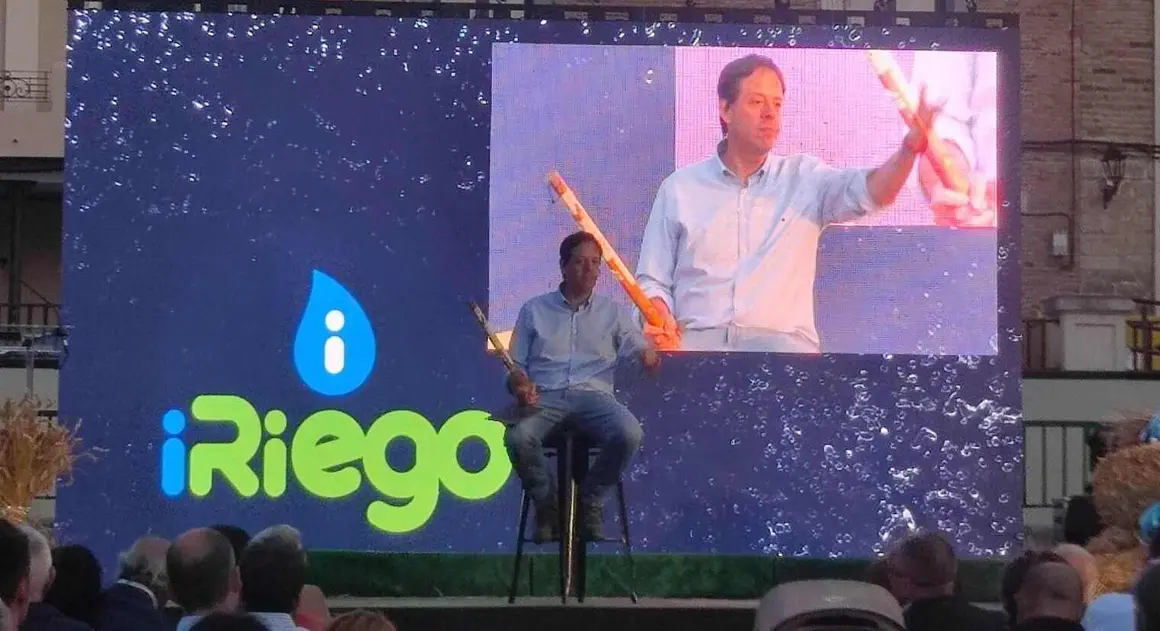 Villalón de Campos ha vivido a última hora de este jueves una jornada inolvidable. La localidad se convirtió en el epicentro nacional del regadío con la V Gala de los Premios iRiego, un evento que congregó a representantes de comunidades de regantes, agricultores, profesionales del sector y numeroso público en una cita marcada por la emoción, el debate y el reconocimiento.