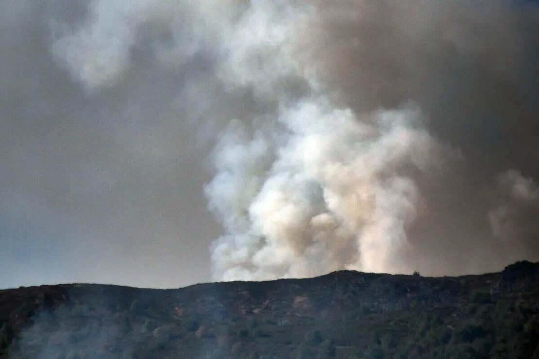 El incendio de Fasgar continúa por zonas forestales