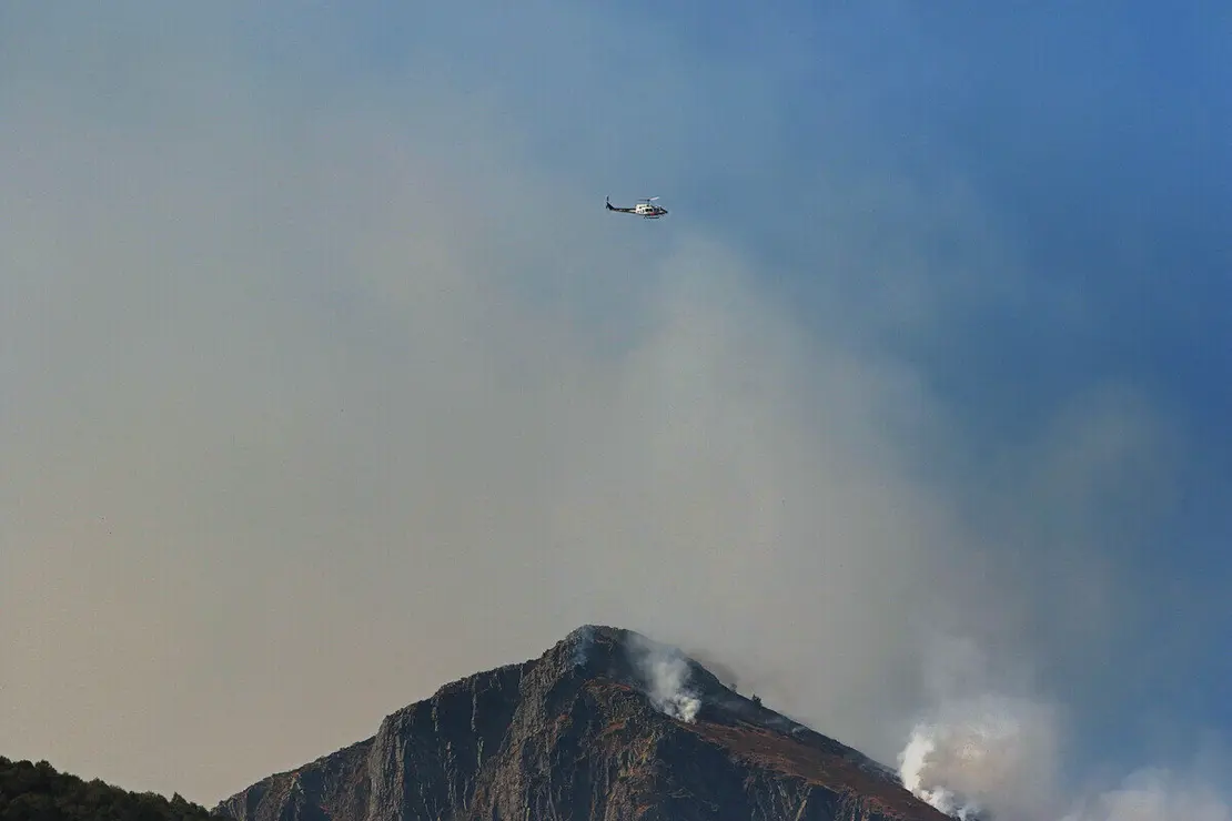 El incendio de Fasgar continúa por zonas forestales