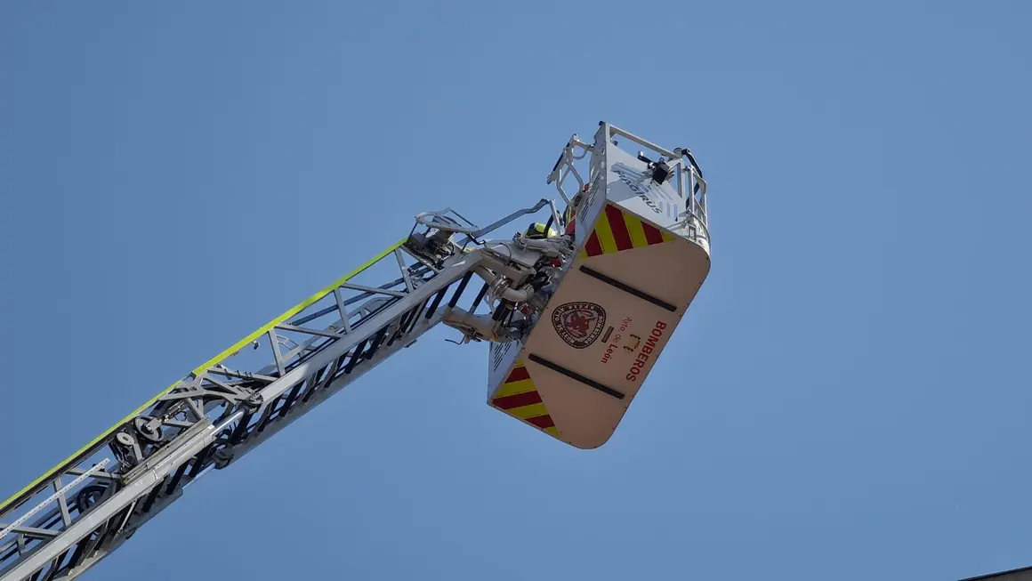 Efectivos de Bomberos León con una cesta elevadora.