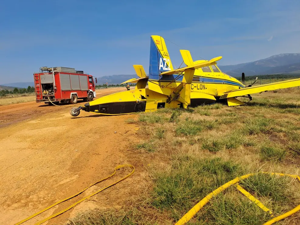 Una avioneta hace un aterrizaje de emergencia en la base de Rosinos de la Requejada (Zamora) tras sufrir daños en un estabilizador