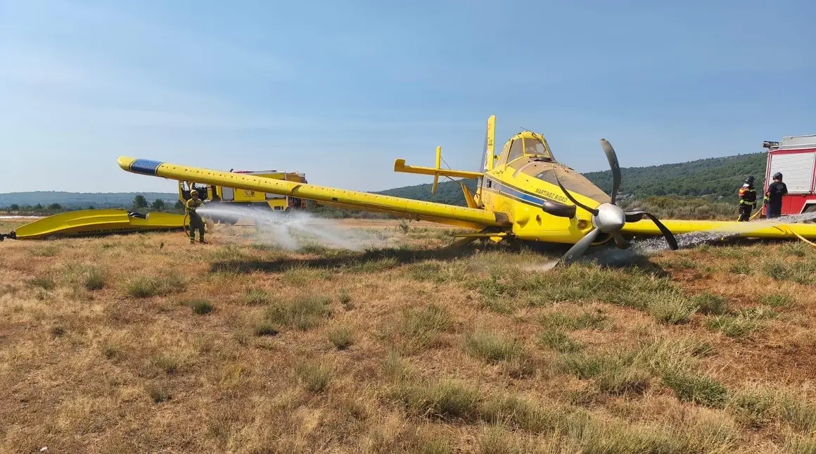Una avioneta hace un aterrizaje de emergencia en la base de Rosinos de la Requejada (Zamora) tras sufrir daños en un estabilizador