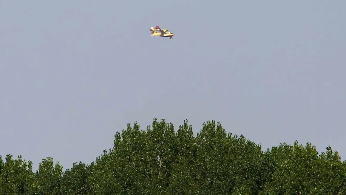 Varios hidroaviones durante el trayecto de recarga de agua para atajar los incendios activos en el Bierzo