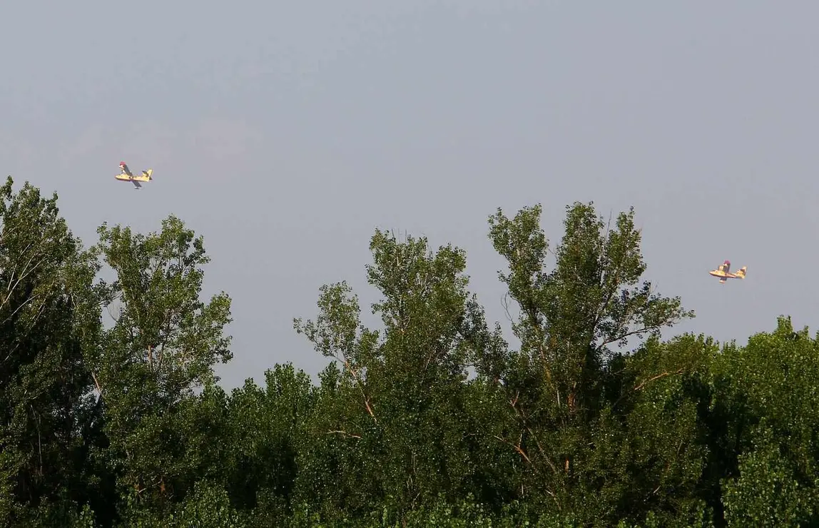 Varios hidroaviones durante el trayecto de recarga de agua para atajar los incendios activos en el Bierzo