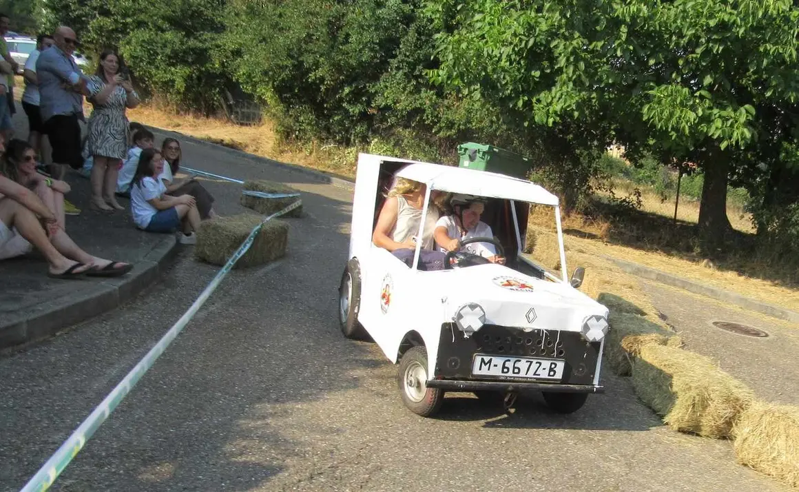 La Mata de la Bérbula se llena de risas con la VIII edición de los 'Autos locos'.
Creatividad, humor y diversión toman las calles en honor a San Bartolomé. Fotos realizadas por Miguel A. Gonzalez Castañón