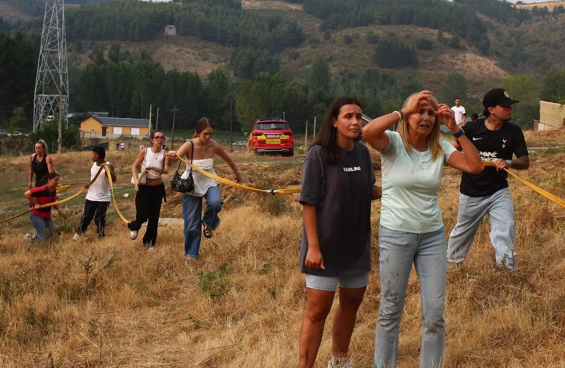 Molinaseca se moviliza en la lucha contra el fuego; las llamas amenazan la localidad y los vecinos salen a defender las casas. Fotos: Cësar Hornija