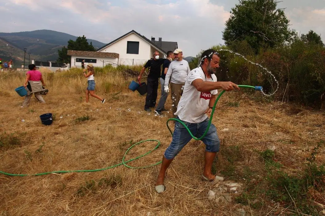 Vecinos defendiendo con sus propios medios la localidad de Molinaseca. Foto: César Hornija
