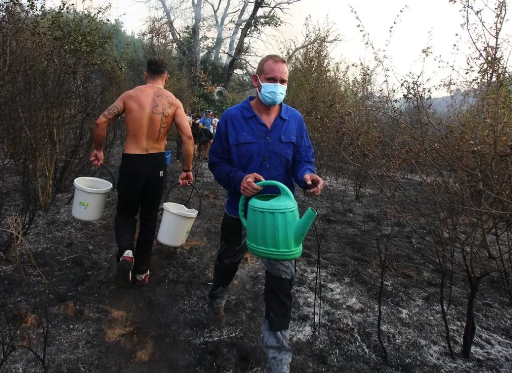 Vecinos de Molinaseca, durante el incendio que amenazó la localidad. Foto: Cësar Hornija