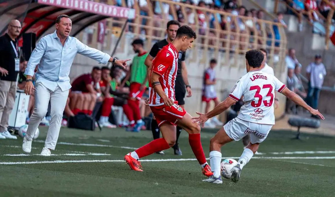 El técnico de la Cultural valora el esfuerzo de su equipo ante el Almería y reconoce la necesidad de cerrar fichajes cuanto antes; en la imagen, Llona en un lance del partido.