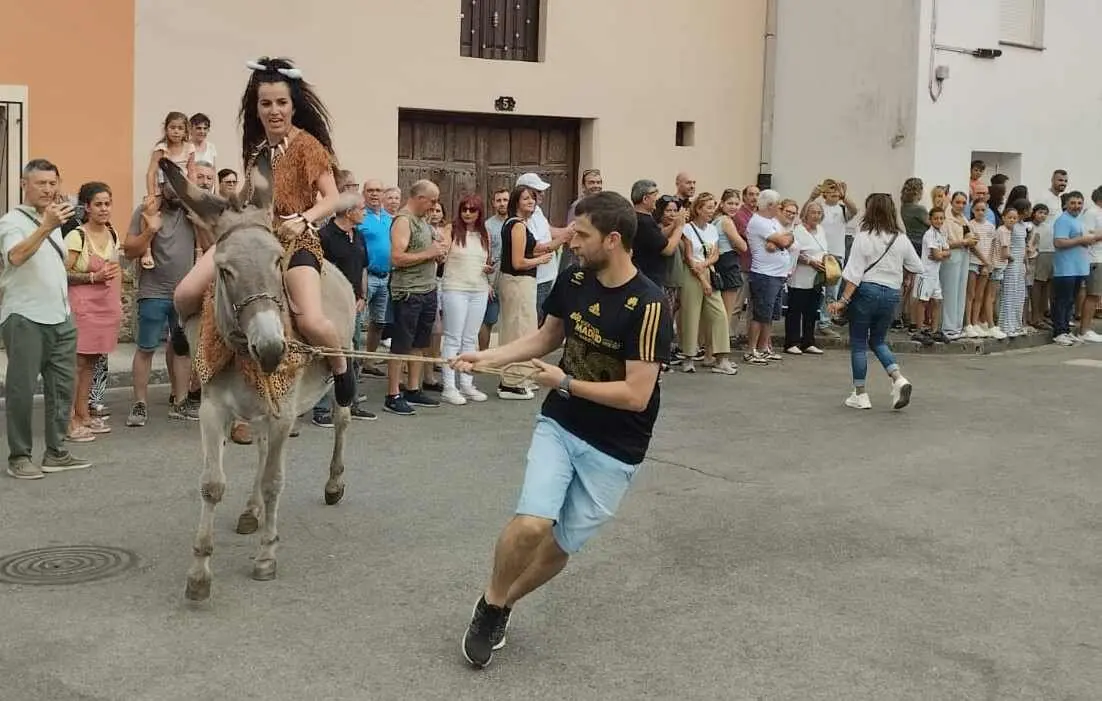 La burra 'Torda' se alza con la victoria en la tradicional carrera de burros de Noceda del Bierzo  La popular cita de las fiestas patronales celebró su 58.ª edición con gran ambiente, una decena de animales en competición y la reivindicación del burro como símbolo cultural del Bierzo. Fotos: José Luis García