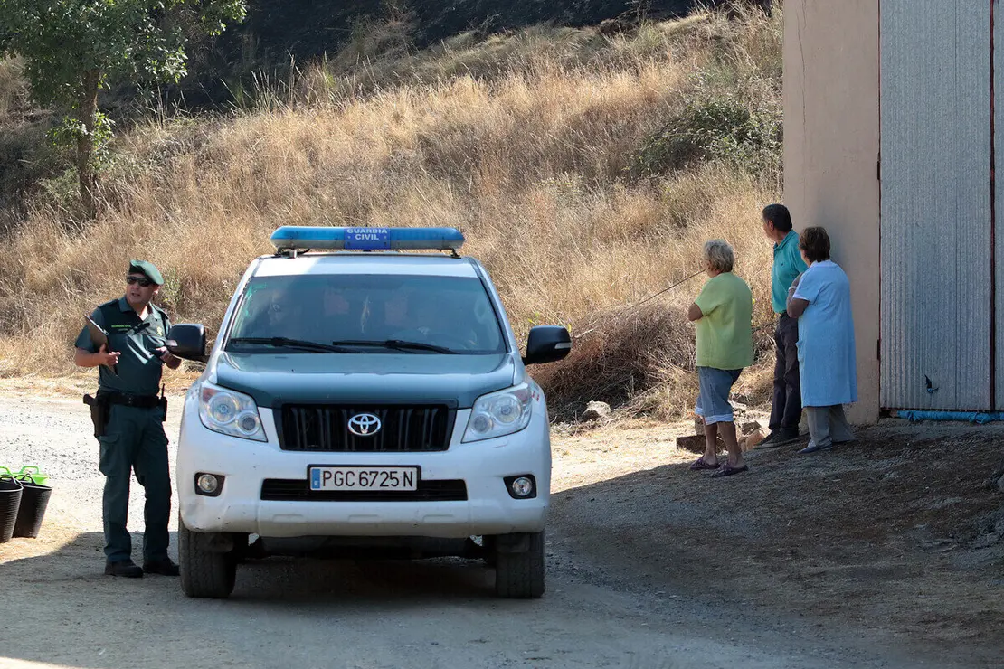 Incendio en Garaño; en la imagen, efectivos de la Guardia Civil en la zona.