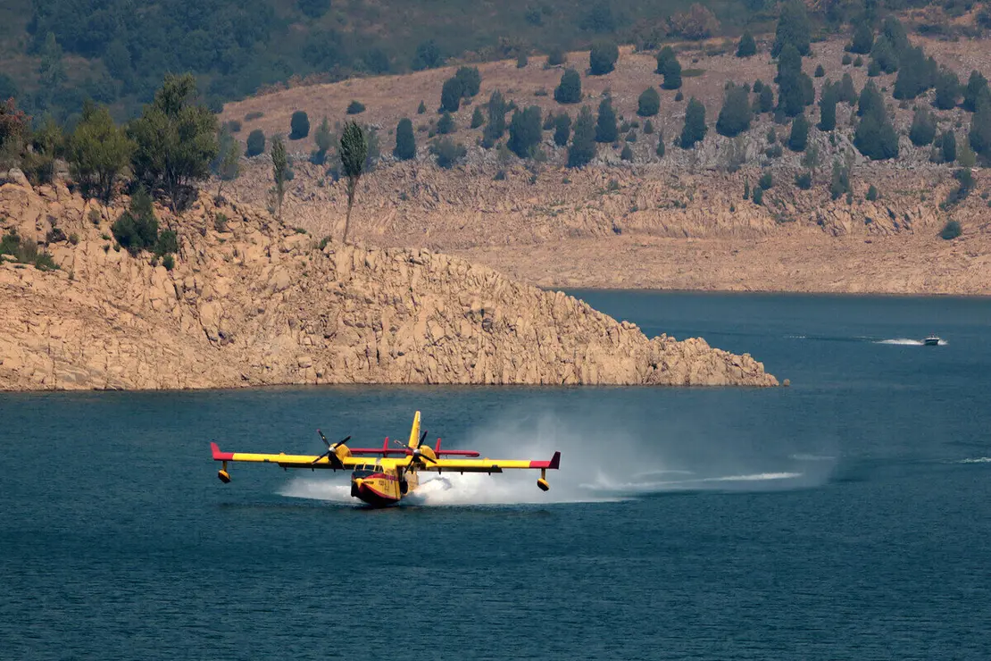 Un hidroavión del Ejército trabaja en la extinción del incendio de Garaño (León)