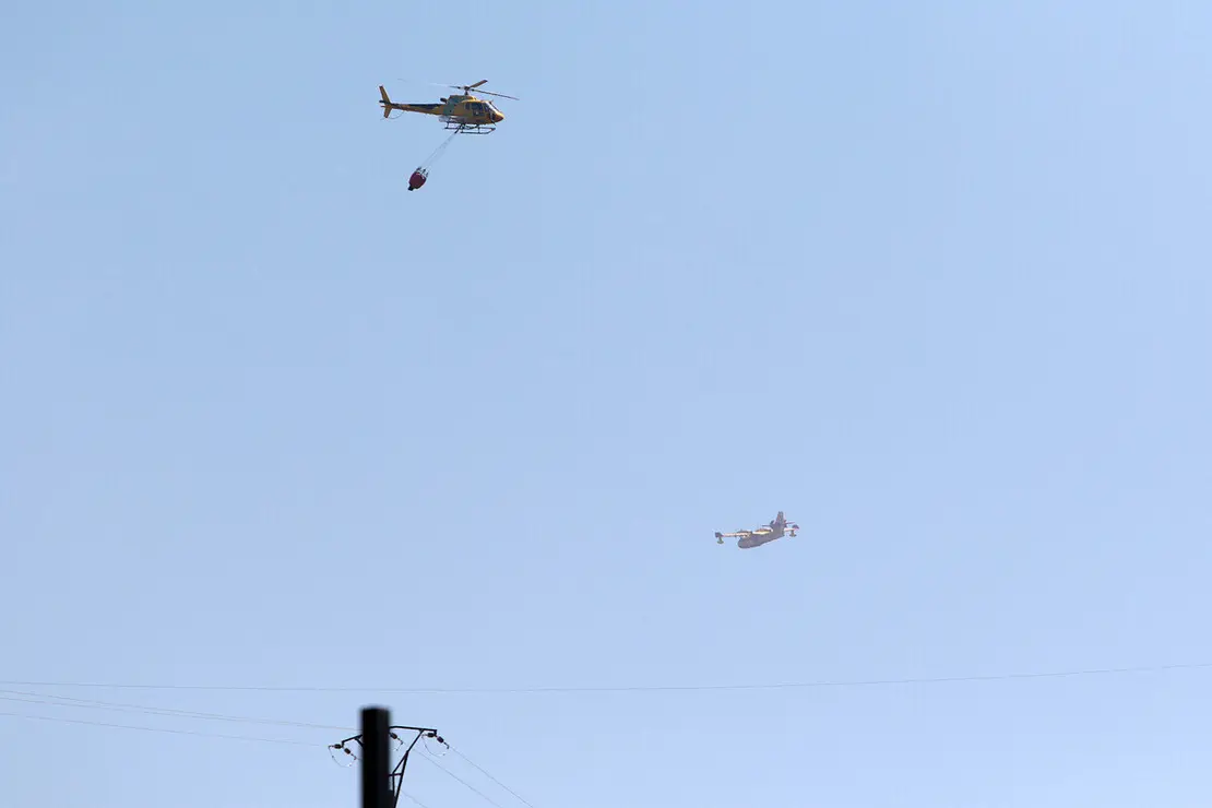 Un hidroavión del Ejército trabaja en la extinción del incendio de Garaño (León)