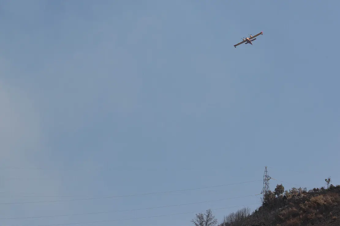 Un hidroavión del Ejército trabaja en la extinción del incendio de Garaño (León)
