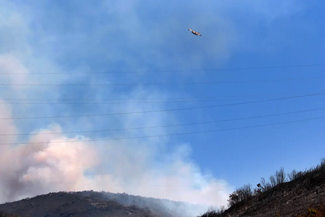 Un hidroavión del Ejército trabaja en la extinción del incendio de Garaño (León)