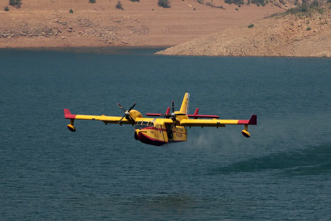 Un hidroavión del Ejército trabaja en la extinción del incendio de Garaño (León)