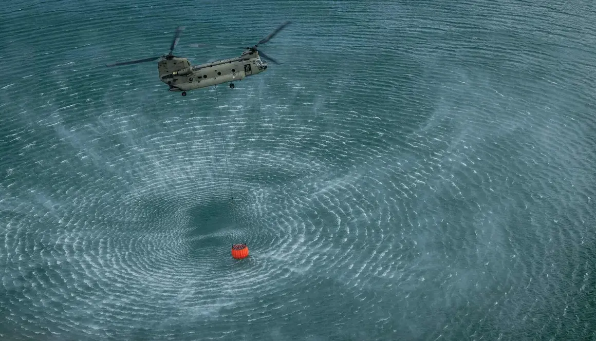 El organismo europeo de Protección Civil distribuye imágenes de las actuaciones realizadas por los helicópteros 'Chinook' procedentes de Países Bajos en la provincia de León. Su enorme poder de extinción, con capacidad para portar 7.000 litros de agua, resultó en muchos casos determinante.