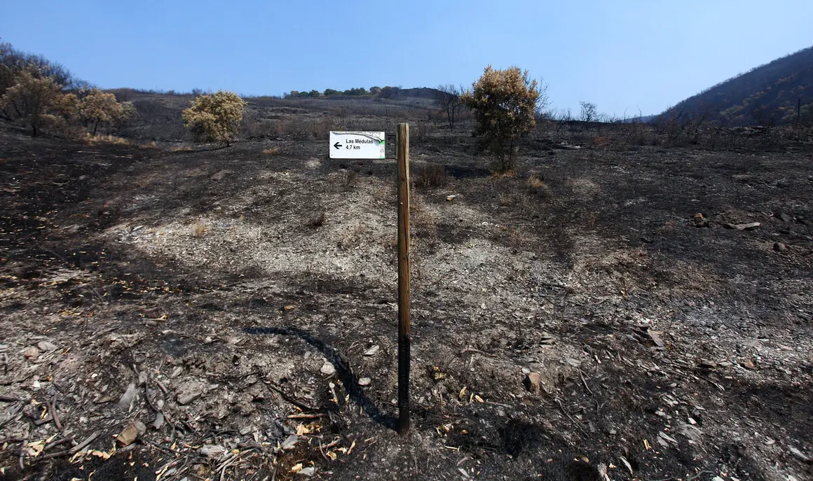 Efectos del incendio iniciado en la localidad de Yeres (León), y que ha afectado al paraje de Las Médulas
