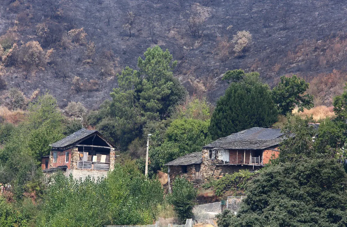Efectos del incendio iniciado en la localidad de Yeres (León), y que ha afectado al paraje de Las Médulas