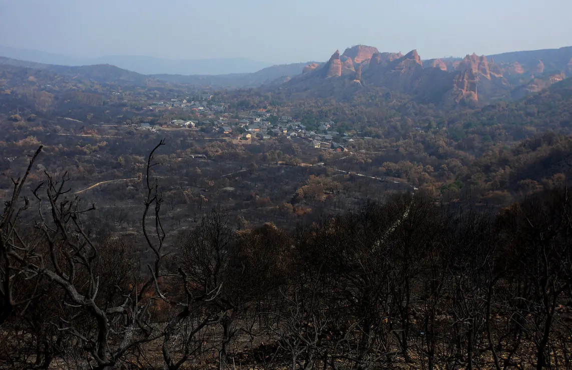 Efectos del incendio iniciado en la localidad de Yeres (León), y que ha afectado al paraje de Las Médulas