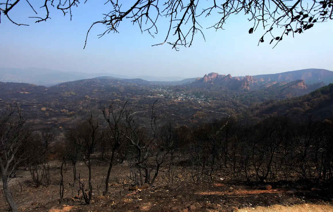 Efectos del incendio iniciado en la localidad de Yeres (León), y que ha afectado al paraje de Las Médulas