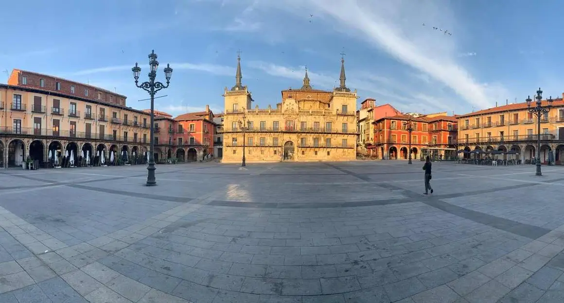 El céntrico espacio urbano estrena nuevo pavimento tras diez meses de obras al desaparecer las últimas vayas de una zona ya en uso desde hace meses. El Ayuntamiento ha invertido 1,9 millones en una remodelación que sustituye la piedra caliza deteriorada por granito negro más resistente