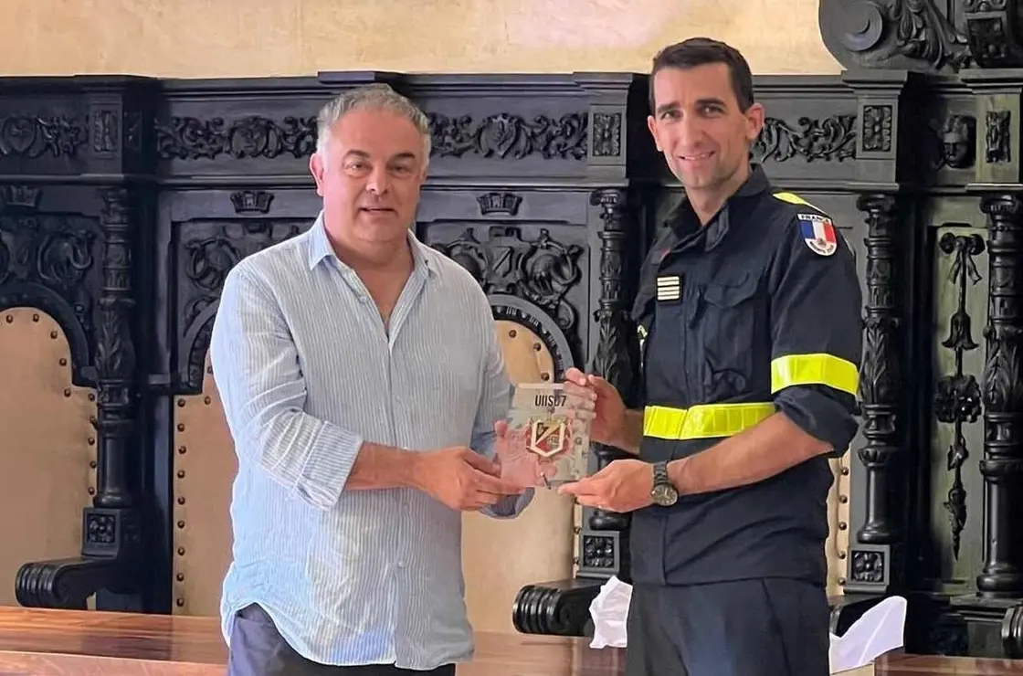 El alcalde Juan José Alonso Perandones entregó un obsequio al teniente coronel Vincent Labbe en un acto institucional marcado por el reconocimiento mutuo y la fraternidad.