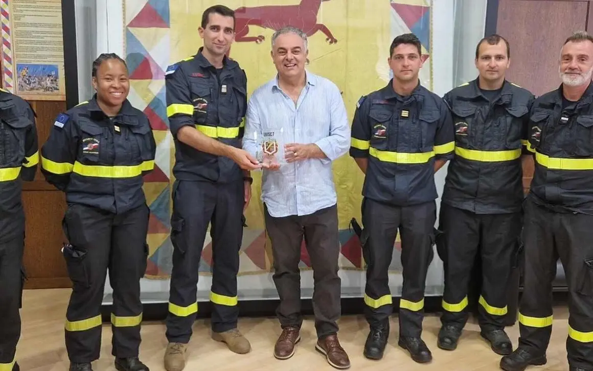 El alcalde Juan José Alonso Perandones entregó un obsequio al teniente coronel Vincent Labbe en un acto institucional marcado por el reconocimiento mutuo y la fraternidad.
