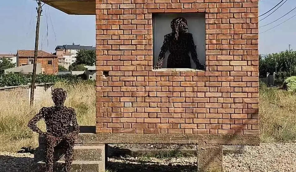 Intervención de Amancio González sobre la caseta del guarda agujas de Astorga para embellecer el Camino de Santiago.