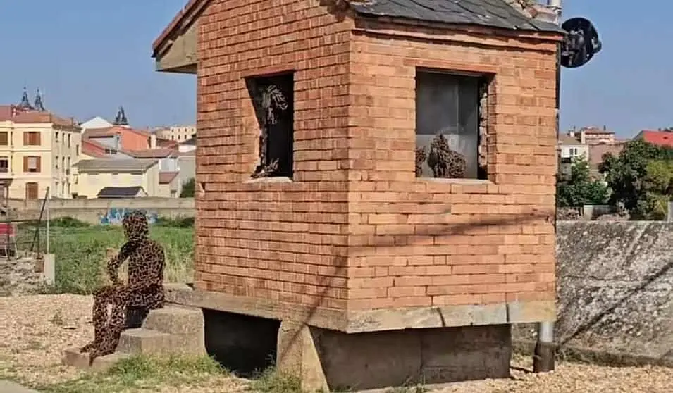 Intervención de Amancio González sobre la caseta del guarda agujas de Astorga para embellecer el Camino de Santiago.