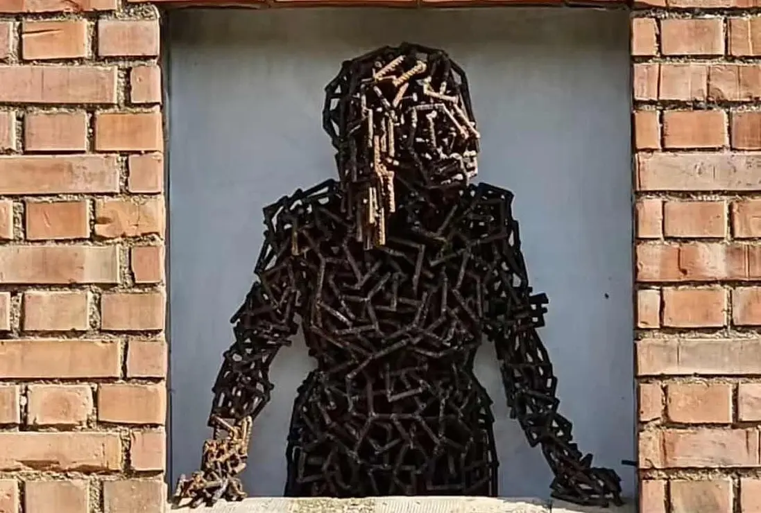 Intervención de Amancio González sobre la caseta del guarda agujas de Astorga para embellecer el Camino de Santiago.