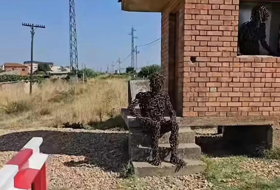 Intervención de Amancio González sobre la caseta del guarda agujas de Astorga para embellecer el Camino de Santiago.