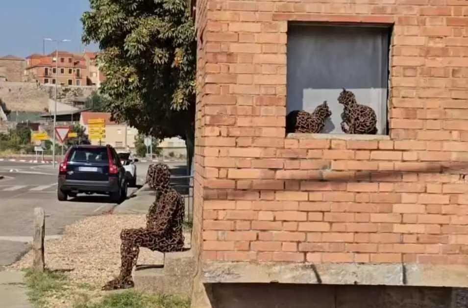 Intervención de Amancio González sobre la caseta del guarda agujas de Astorga para embellecer el Camino de Santiago.