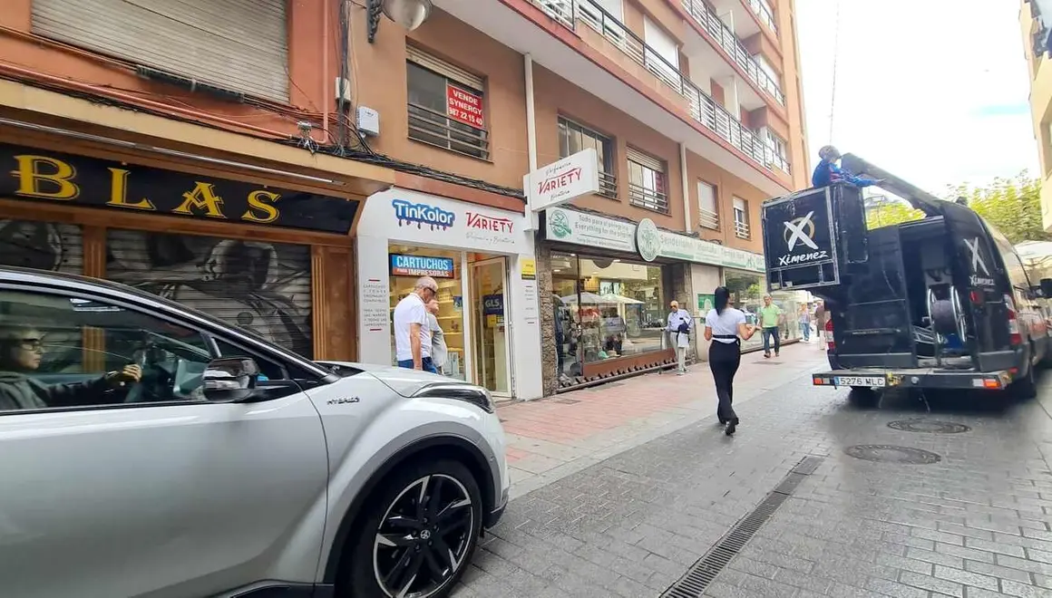 Ya es Navidad, entre comillas, en las calles de León. Este miércoles, los empleados de Ximénez Iluminación, empresa con sede en Puente Genil (Córdoba) y adjudicataria del contrato de alumbrado navideño del Ayuntamiento de León, avanzaba en su objetivo de levantar los tensores que sostendrán la iluminación.