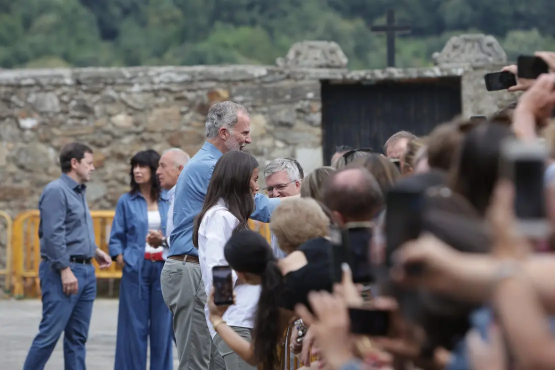 Los reyes visitan las principales zonas afectadas por los incendios forestales en Castilla y León, acompañados del presidente de la Junta, Alfonso Fernández Mañueco