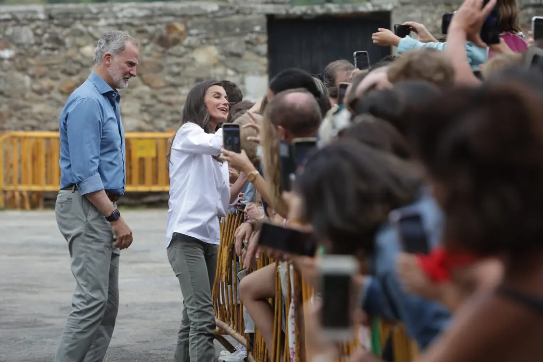 Los reyes visitan las principales zonas afectadas por los incendios forestales en Castilla y León, acompañados del presidente de la Junta, Alfonso Fernández Mañueco