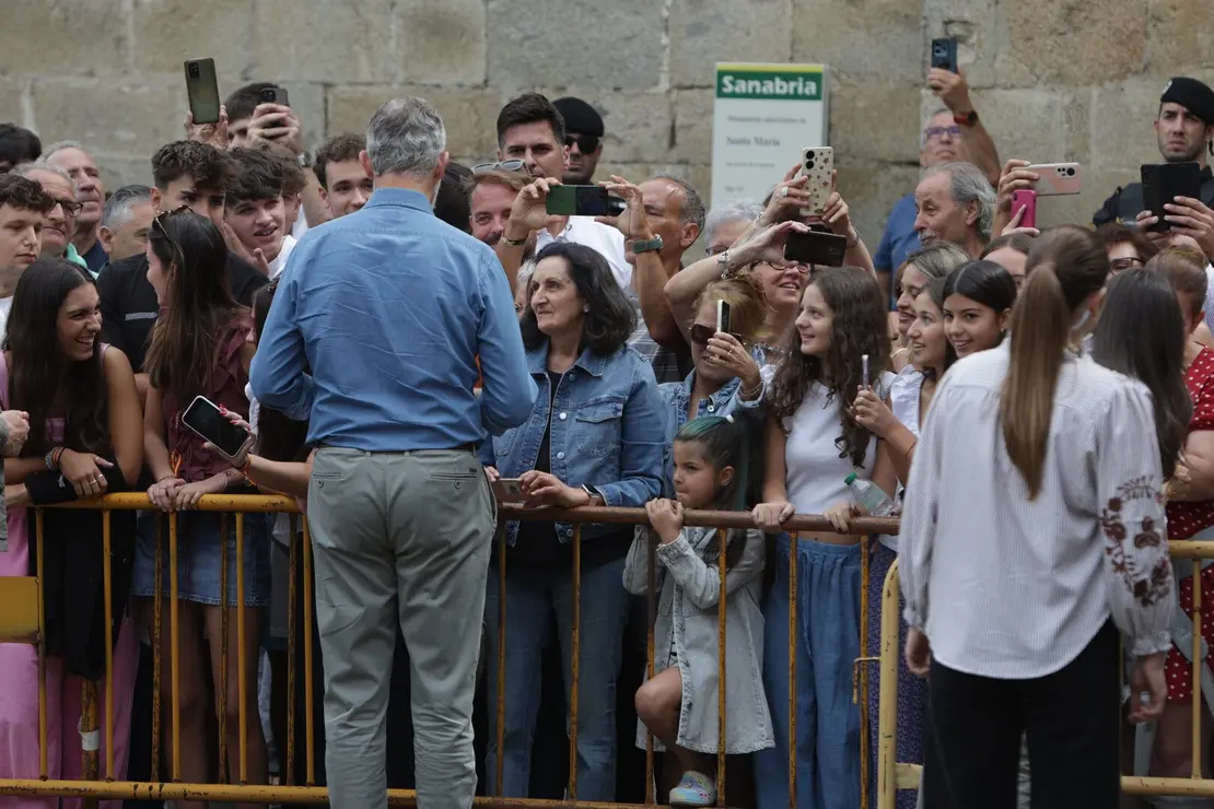 Los reyes visitan las principales zonas afectadas por los incendios forestales en Castilla y León, acompañados del presidente de la Junta, Alfonso Fernández Mañueco