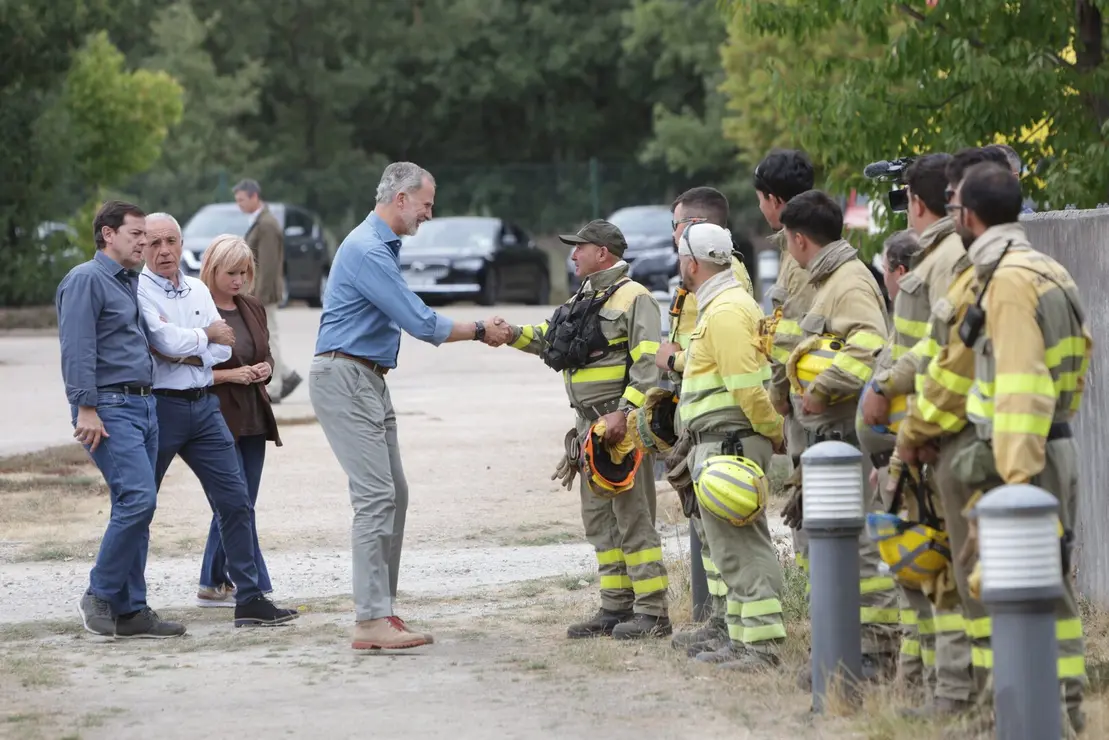 Los reyes visitan las principales zonas afectadas por los incendios forestales en Castilla y León, acompañados del presidente de la Junta, Alfonso Fernández Mañueco