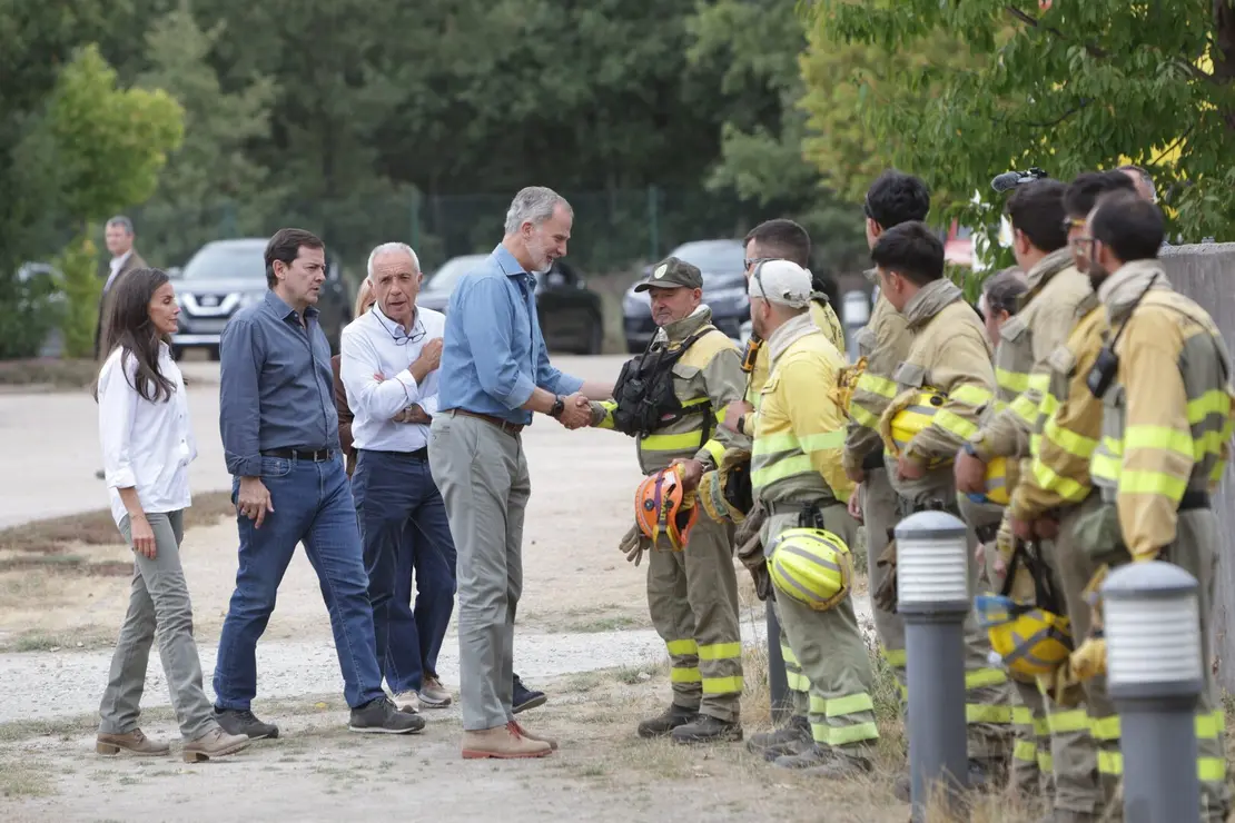 Los reyes visitan las principales zonas afectadas por los incendios forestales en Castilla y León, acompañados del presidente de la Junta, Alfonso Fernández Mañueco