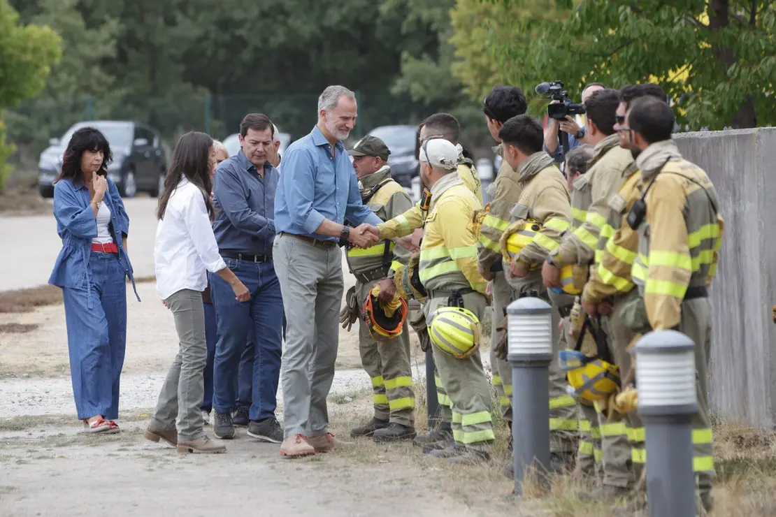 Los reyes visitan las principales zonas afectadas por los incendios forestales en Castilla y León, acompañados del presidente de la Junta, Alfonso Fernández Mañueco