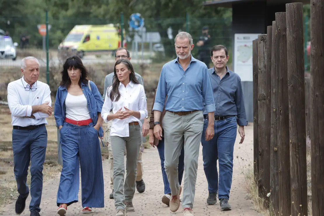 Los reyes visitan las principales zonas afectadas por los incendios forestales en Castilla y León, acompañados del presidente de la Junta, Alfonso Fernández Mañueco