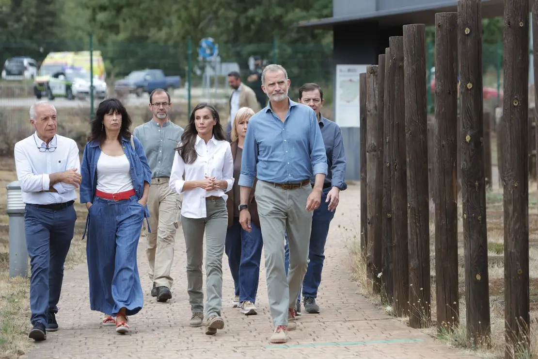 Los reyes visitan las principales zonas afectadas por los incendios forestales en Castilla y León, acompañados del presidente de la Junta, Alfonso Fernández Mañueco