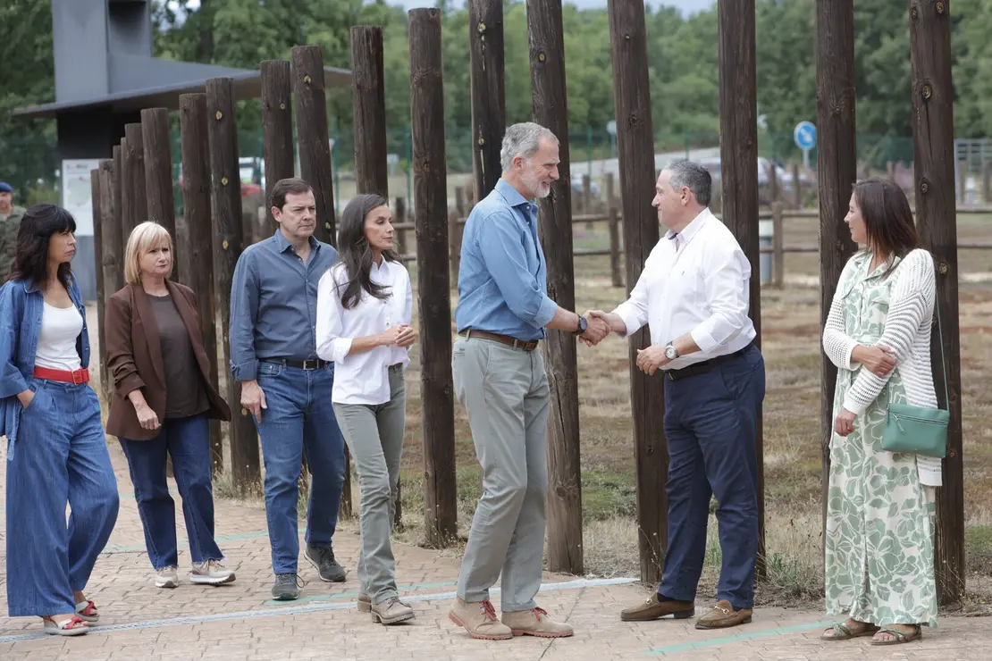 Los reyes visitan las principales zonas afectadas por los incendios forestales en Castilla y León, acompañados del presidente de la Junta, Alfonso Fernández Mañueco