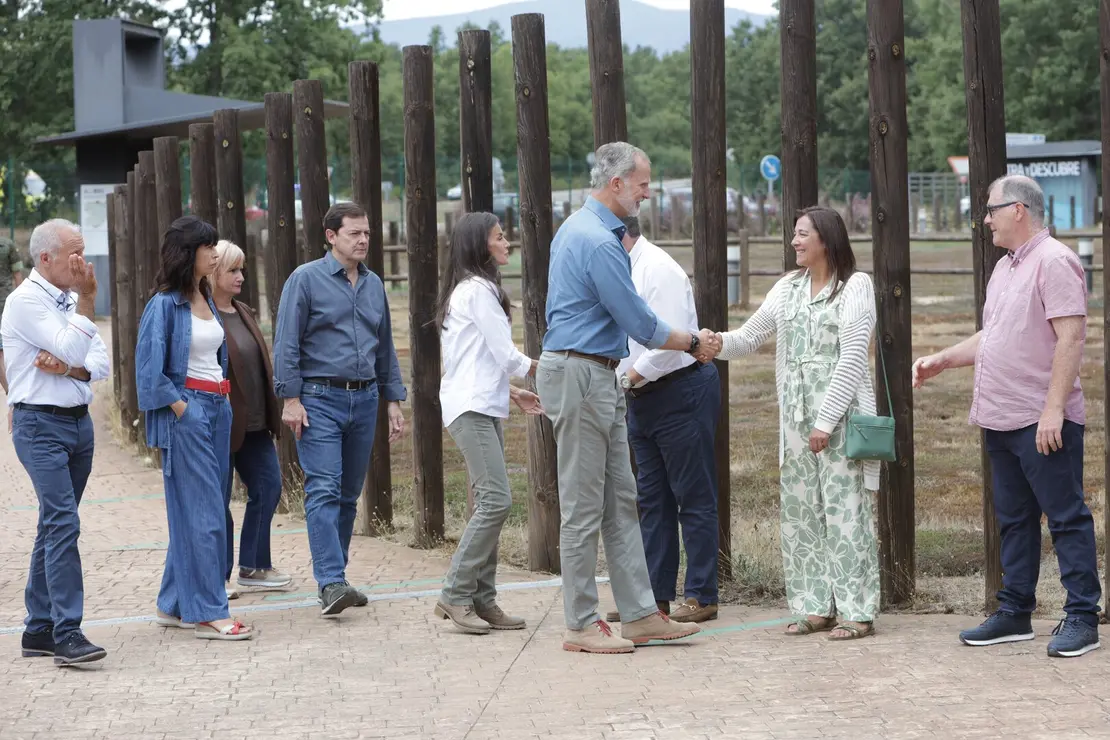 Los reyes visitan las principales zonas afectadas por los incendios forestales en Castilla y León, acompañados del presidente de la Junta, Alfonso Fernández Mañueco