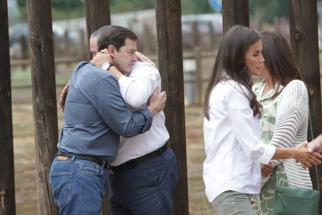 Los reyes visitan las principales zonas afectadas por los incendios forestales en Castilla y León, acompañados del presidente de la Junta, Alfonso Fernández Mañueco