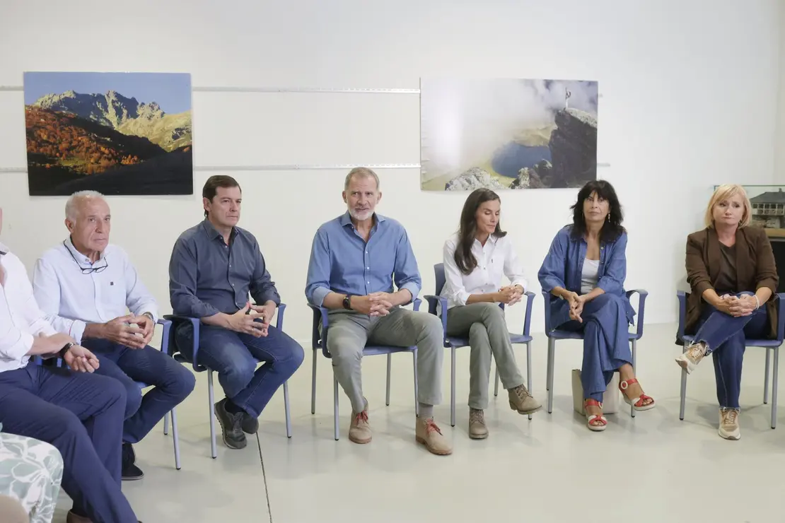 Los reyes visitan las principales zonas afectadas por los incendios forestales en Castilla y León, acompañados del presidente de la Junta, Alfonso Fernández Mañueco