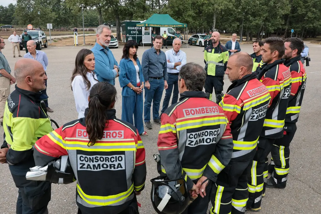Los reyes visitan las principales zonas afectadas por los incendios forestales en Sanabria (Zamora),