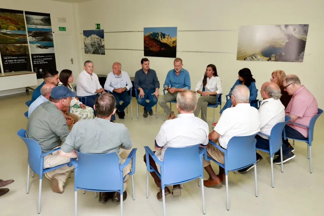 Los reyes visitan las principales zonas afectadas por los incendios forestales en Castilla y León