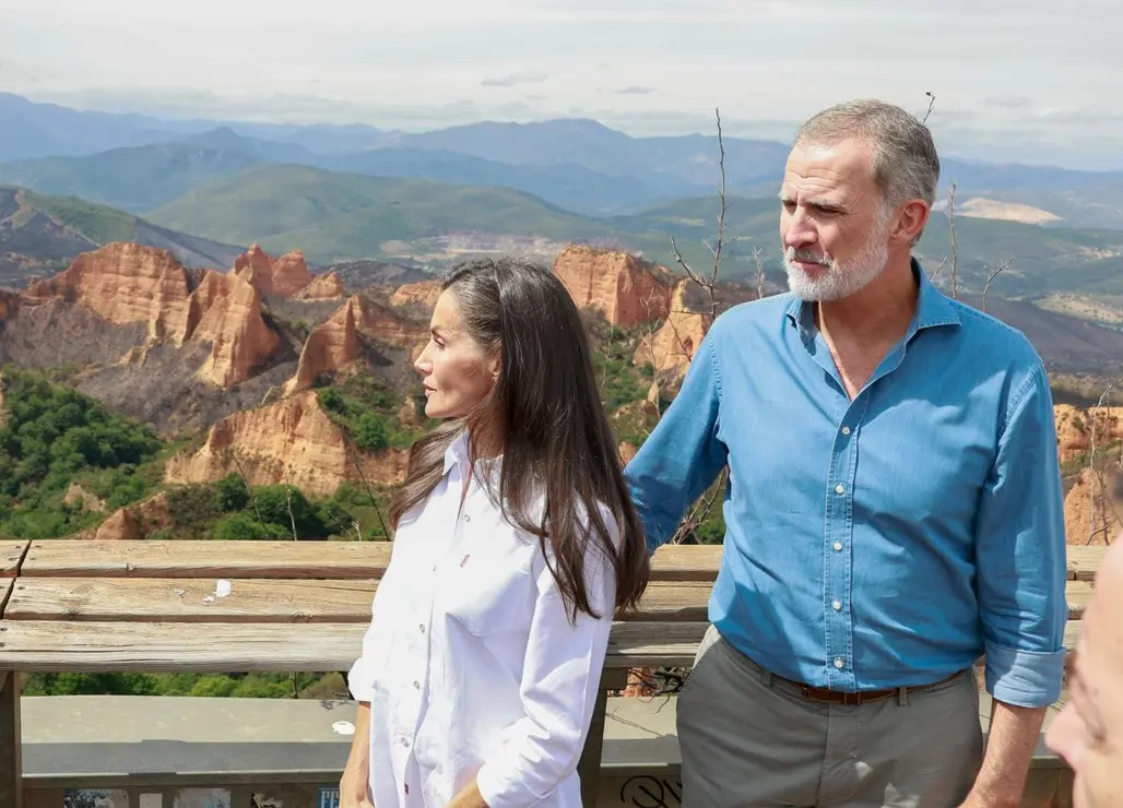 Los reyes, acompañados del presidente de la Junta, Alfonso Fernández Mañueco, el delegado del Gobierno, Nicanor Sen y la Ministra de Igualdad, Ana Redondo, visitan las principales zonas afectadas por los incendios forestales en el paraje de las Médulas. Foto: Casa Real